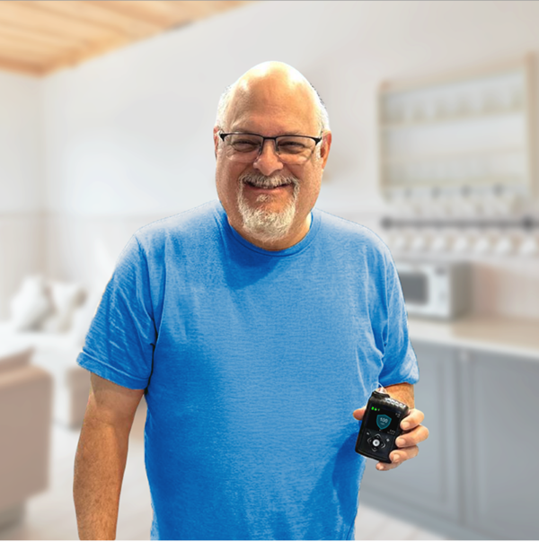 MiniMed Champion Larry holding MiniMed 780G pump